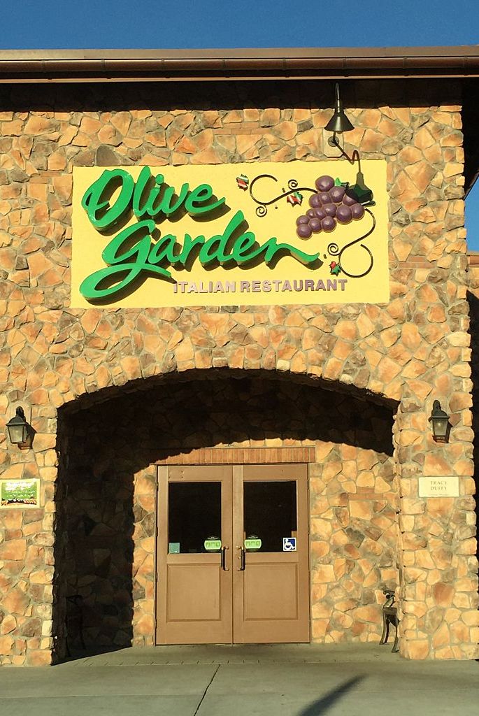 restaurants open new years day olive garden