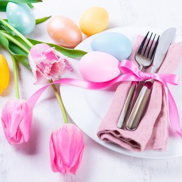 easter table setting with spring flowers and easter eggs