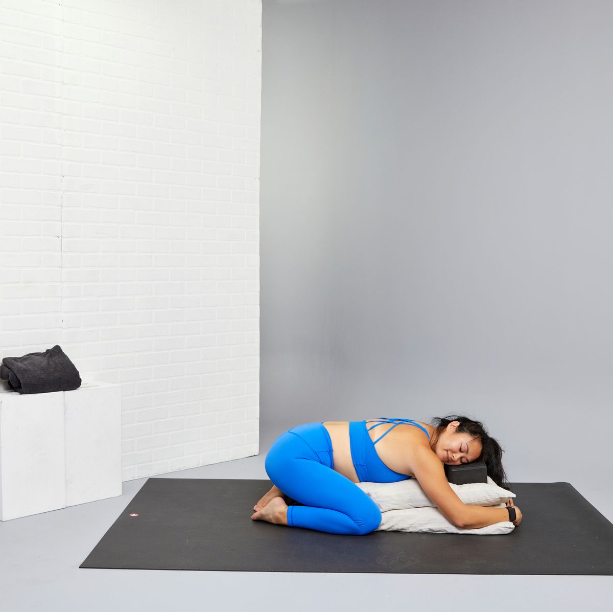 Young women doing fitness exercises on the butt in the bright studio on yoga  mats Stock Photo