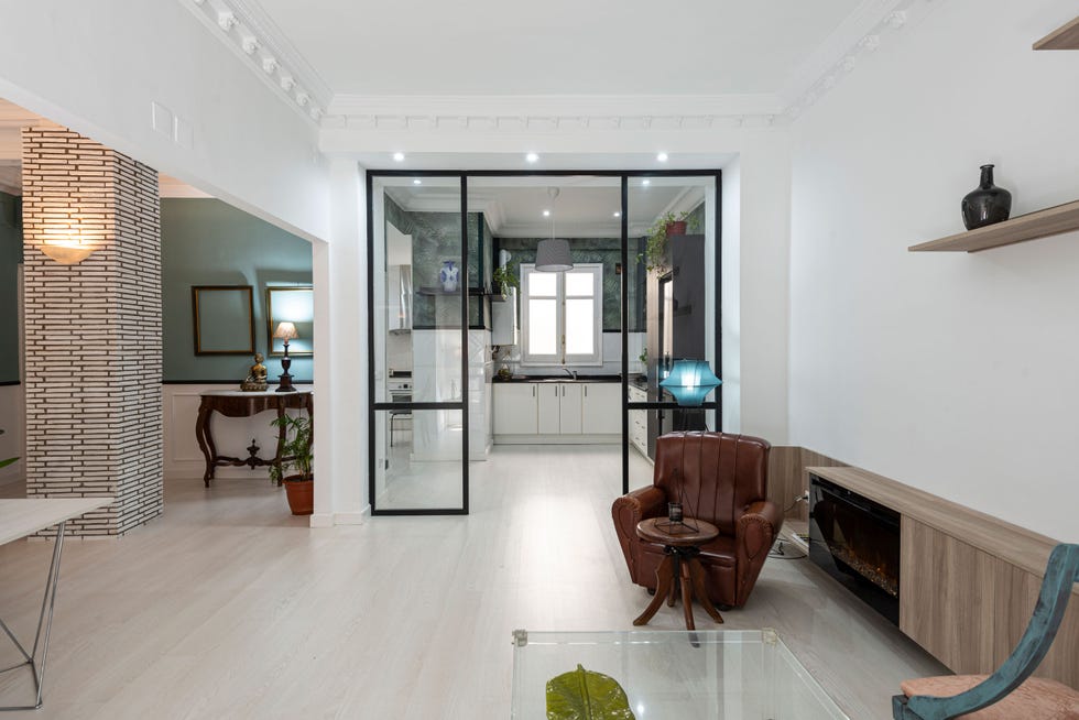 cocina con office abierta al salón mediante un cerramiento de cristal