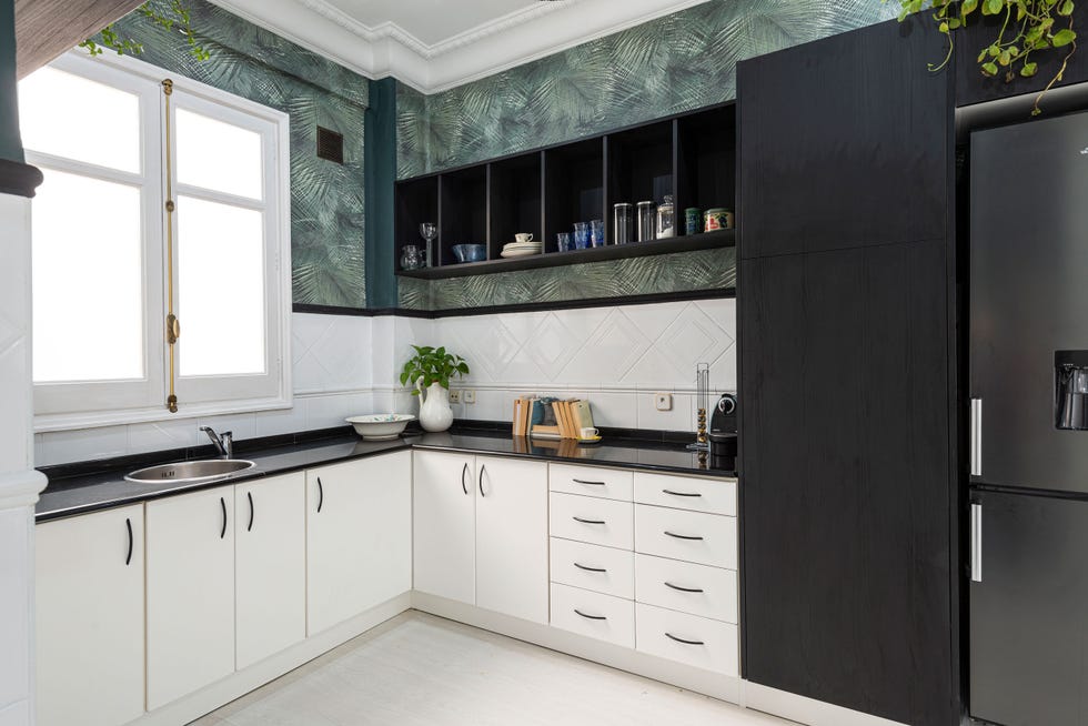 cocina abierta decorada con papel pintado botánico