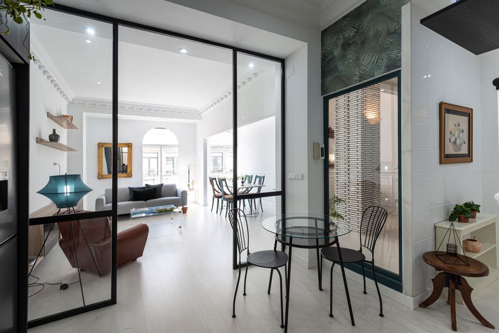 cocina con office abierta al salón mediante un cerramiento de cristal