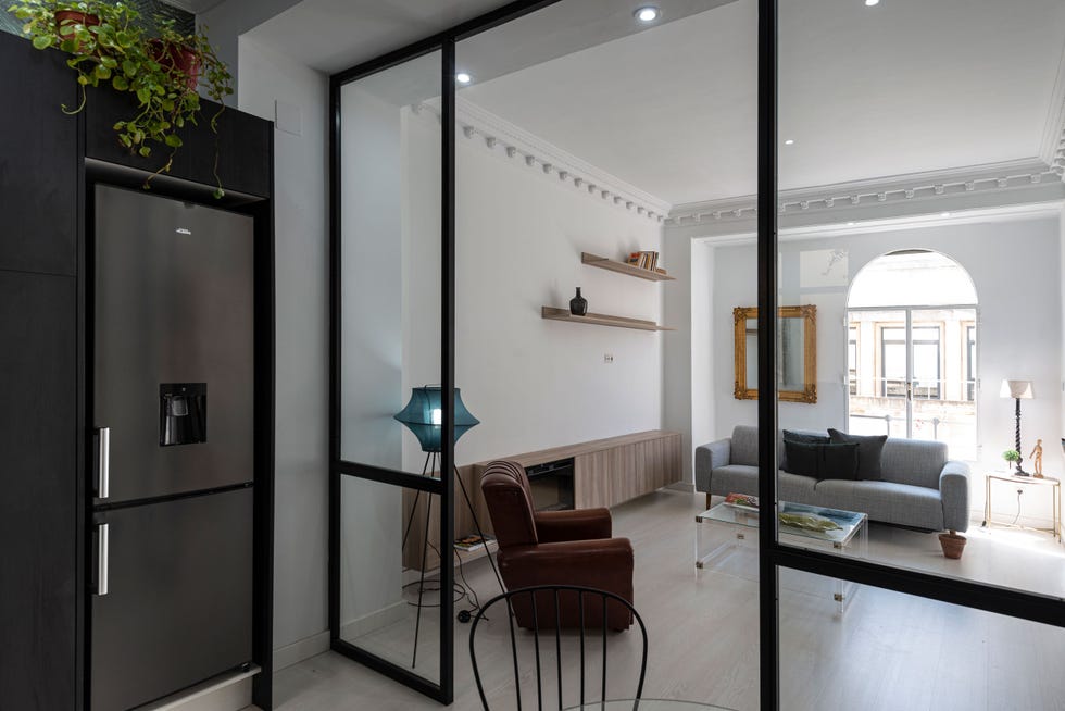 cocina con office abierta al salón mediante un cerramiento de cristal