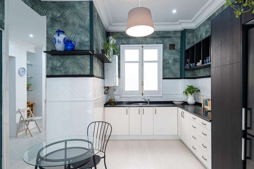 cocina abierta decorada con papel pintado botánico