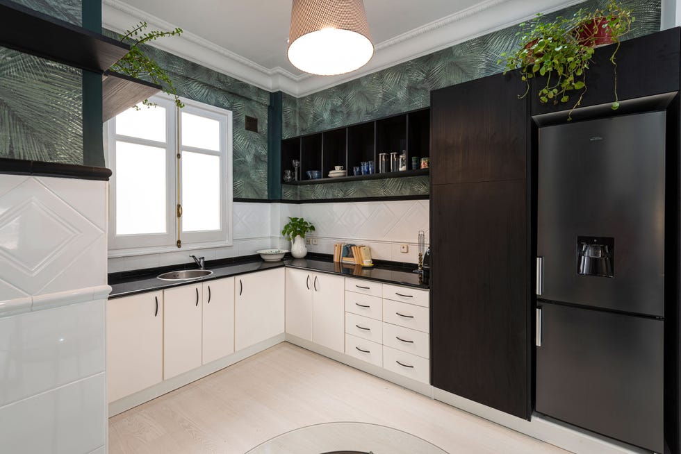 cocina abierta decorada con papel pintado botánico
