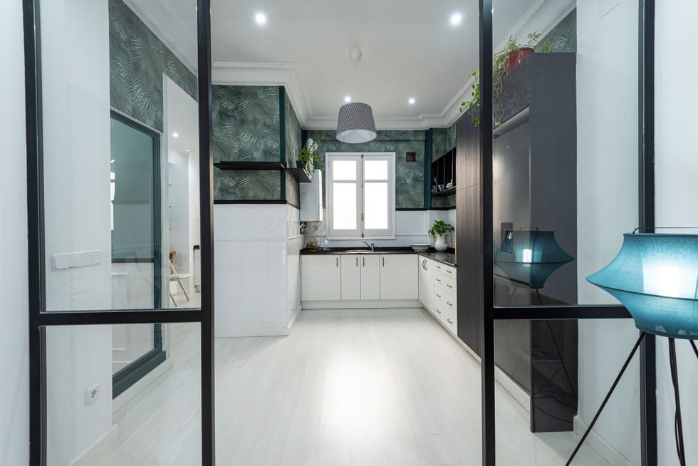 cocina abierta decorada con papel pintado botánico