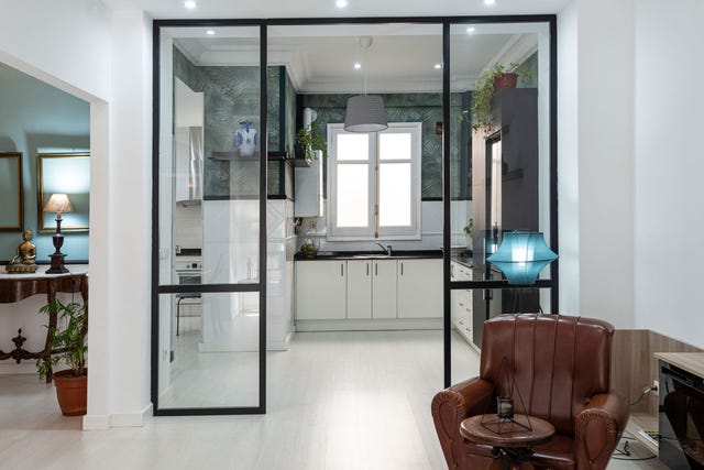 cocina con office abierta al salón mediante un cerramiento de cristal