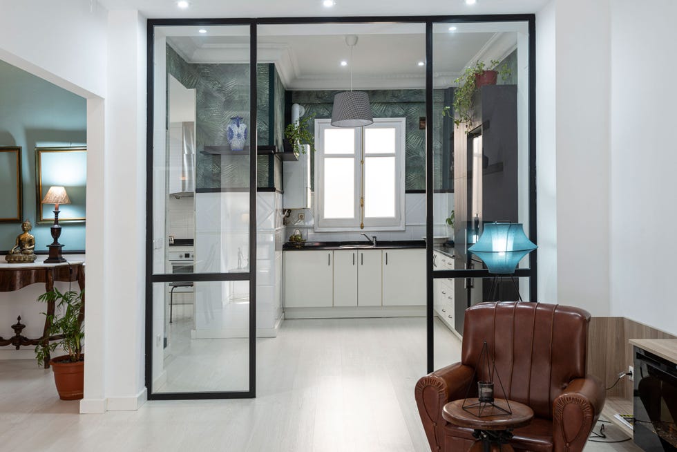 cocina con office abierta al salón mediante un cerramiento de cristal