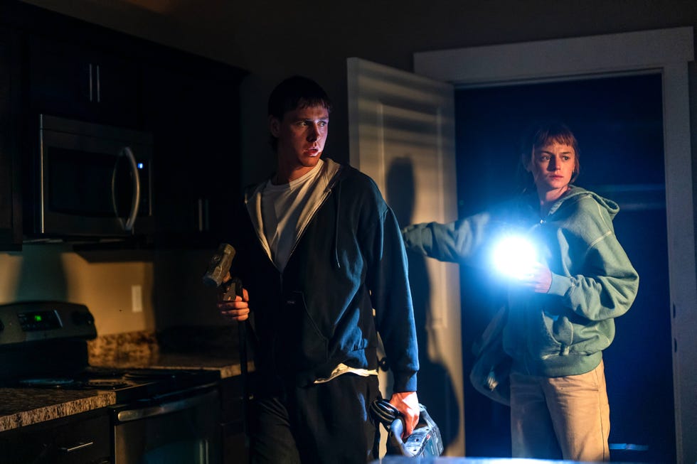 “a murder at the end of the world” “chapter 1: homme fatale” (airs november 14th) pictured: (l r) harris dickinson as bill, emma corrin as darby hart. cr: chris saunders/fx.