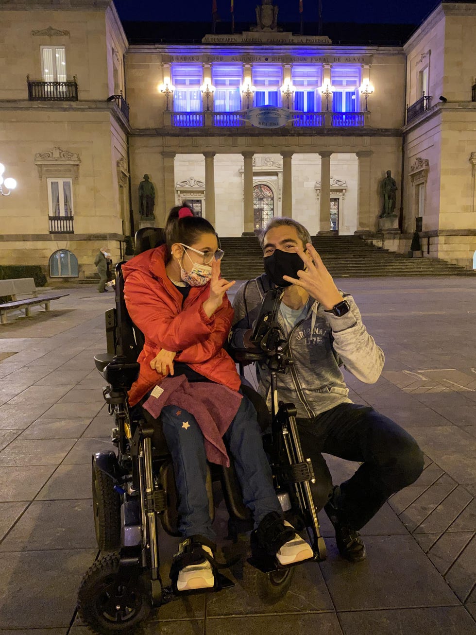 el triatleta vasco raúl pérez junto a una chica en silla de ruedas