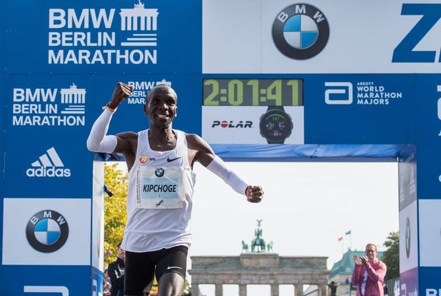eliud kipchoge entra en la meta del maratón de berlín 2018 batiendo el récord del mundo en 2h0139