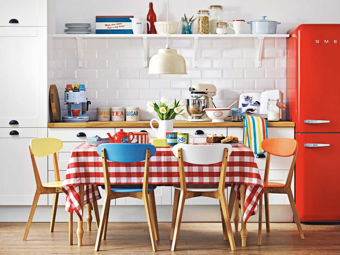 10 Retro Kitchen Decorating Ideas For A Cool Vintage Look