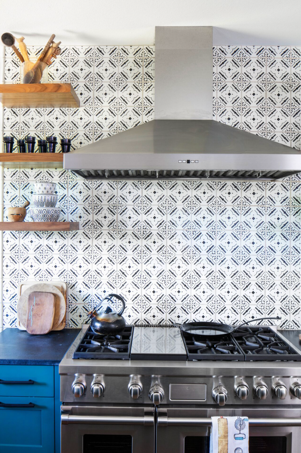 retro kitchens ideas patterned walls