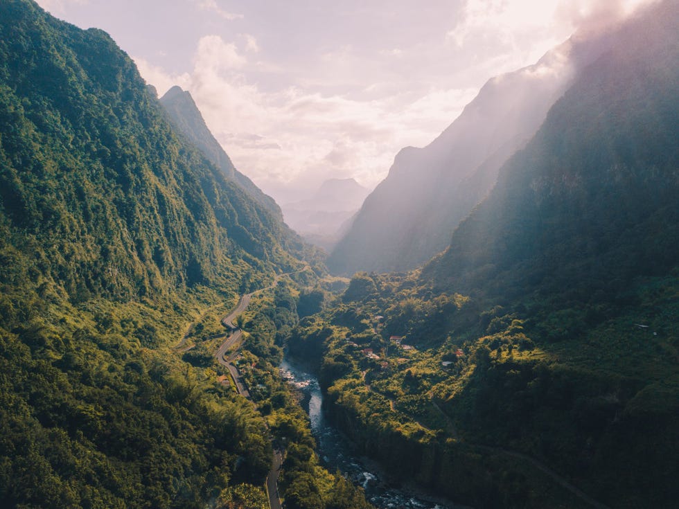 Een dronefoto van een van de binnenlandse valleien in Runion Cirque de Salazie