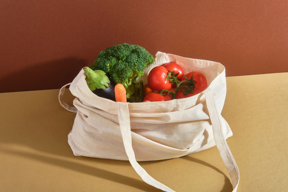 reusable shopping bag with fresh vegetables