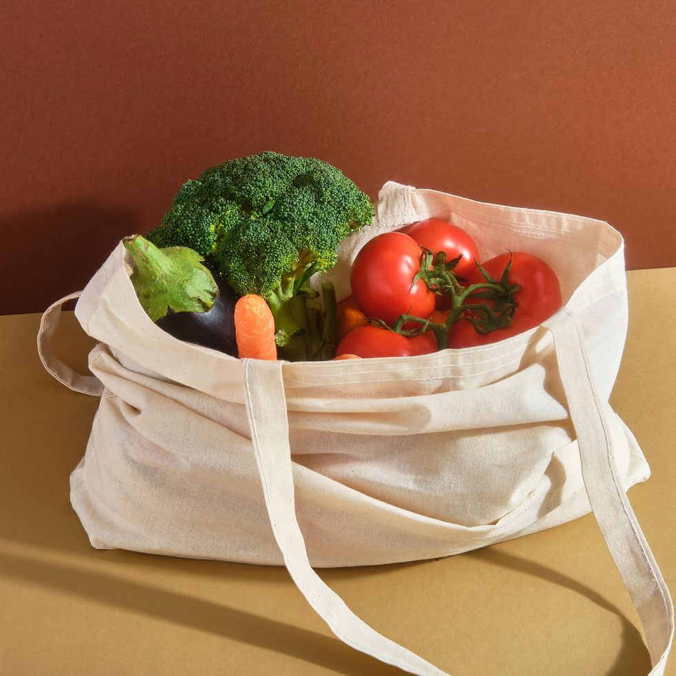 reusable shopping bag with fresh vegetables