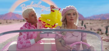 los actores margot robbie y ryan gosling en la película barbie
