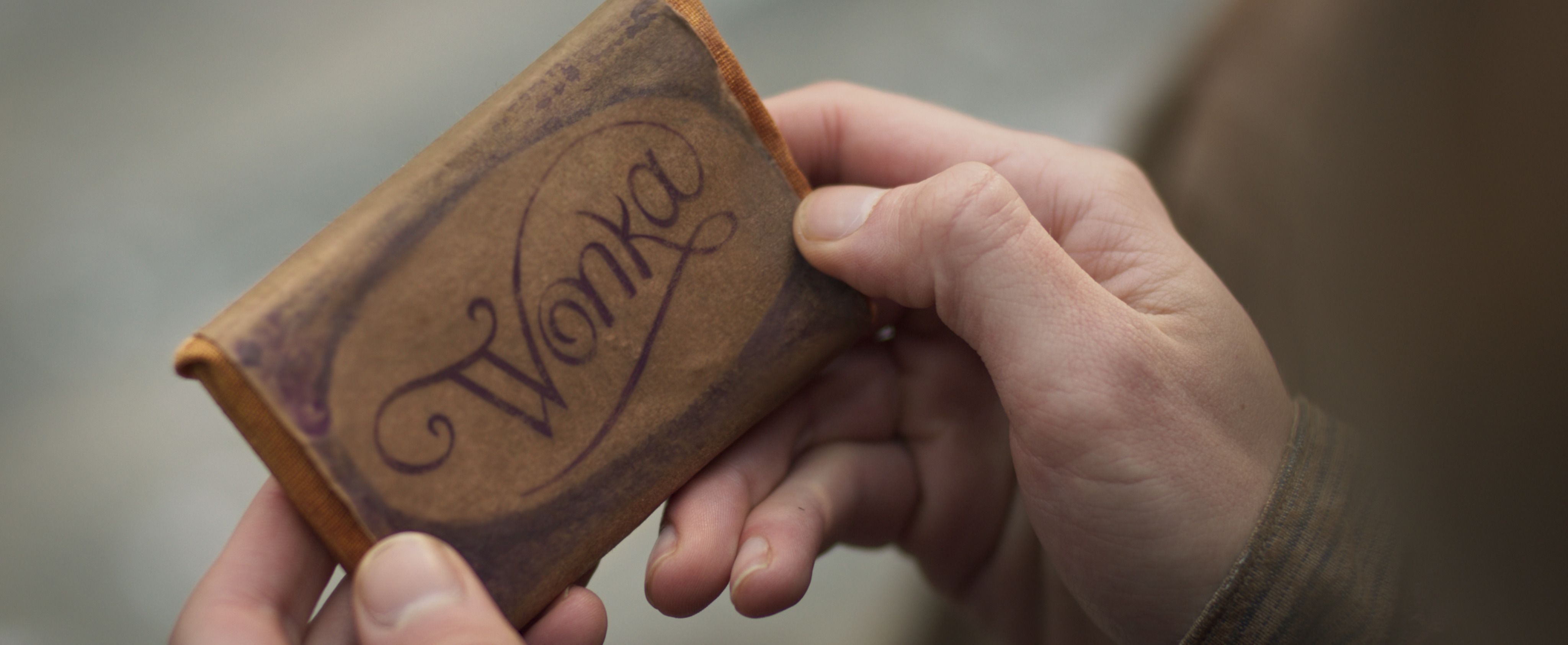 A Sorrento i personaggi del film «Wonka» regalano cioccolata e gadget ai  bambini