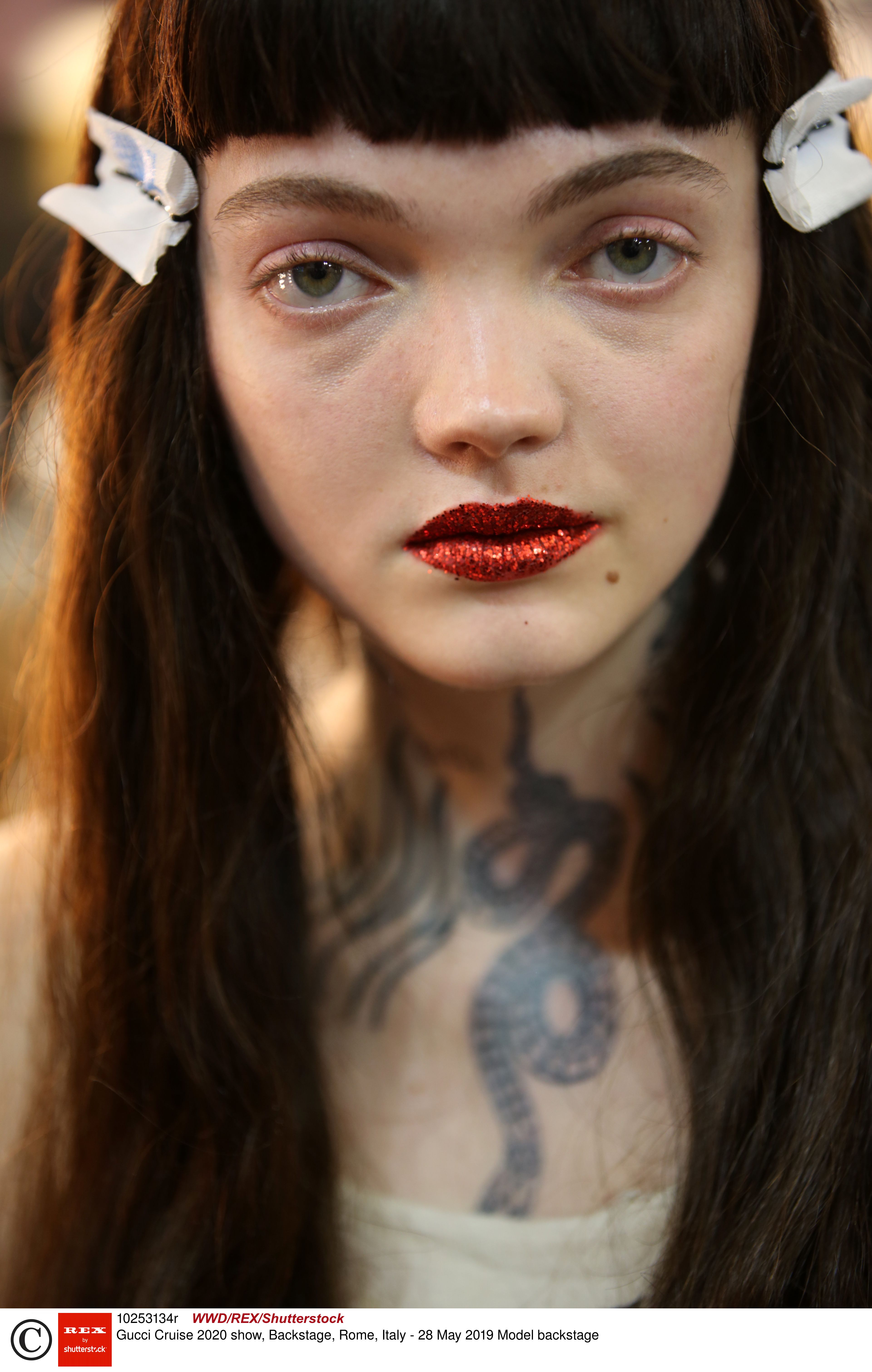 katastrofe Shuraba lanthan Gucci Cruise 2020 Brought The Badass Beauty With Glitter Lips And Transfer  Tattoos