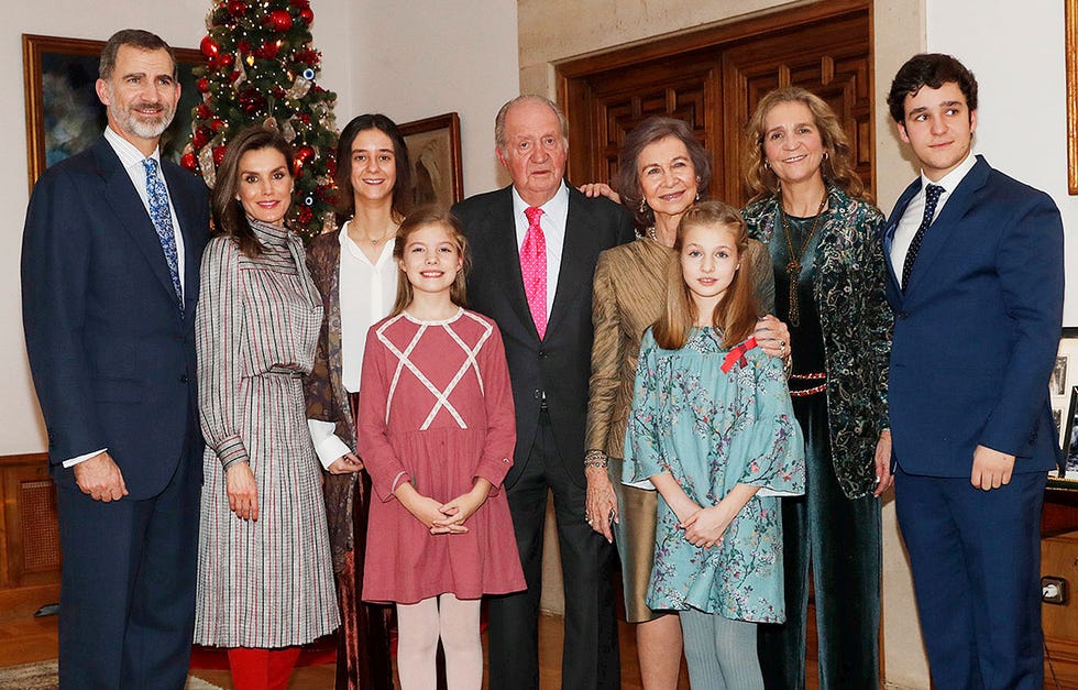 La Casa Real hizo pública una emotiva carta del Rey emérito a su hijo en la que anuncia su retirada de la vida pública. En la misiva, Don Juan Carlos toma esta decisión “desde el gran cariño y orgullo de padre que por ti siento”. Recordamos las imágenes decisivas desde su abdicación, en 2014.