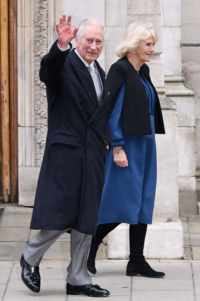 carlos iii y la reina camila salen del hospital