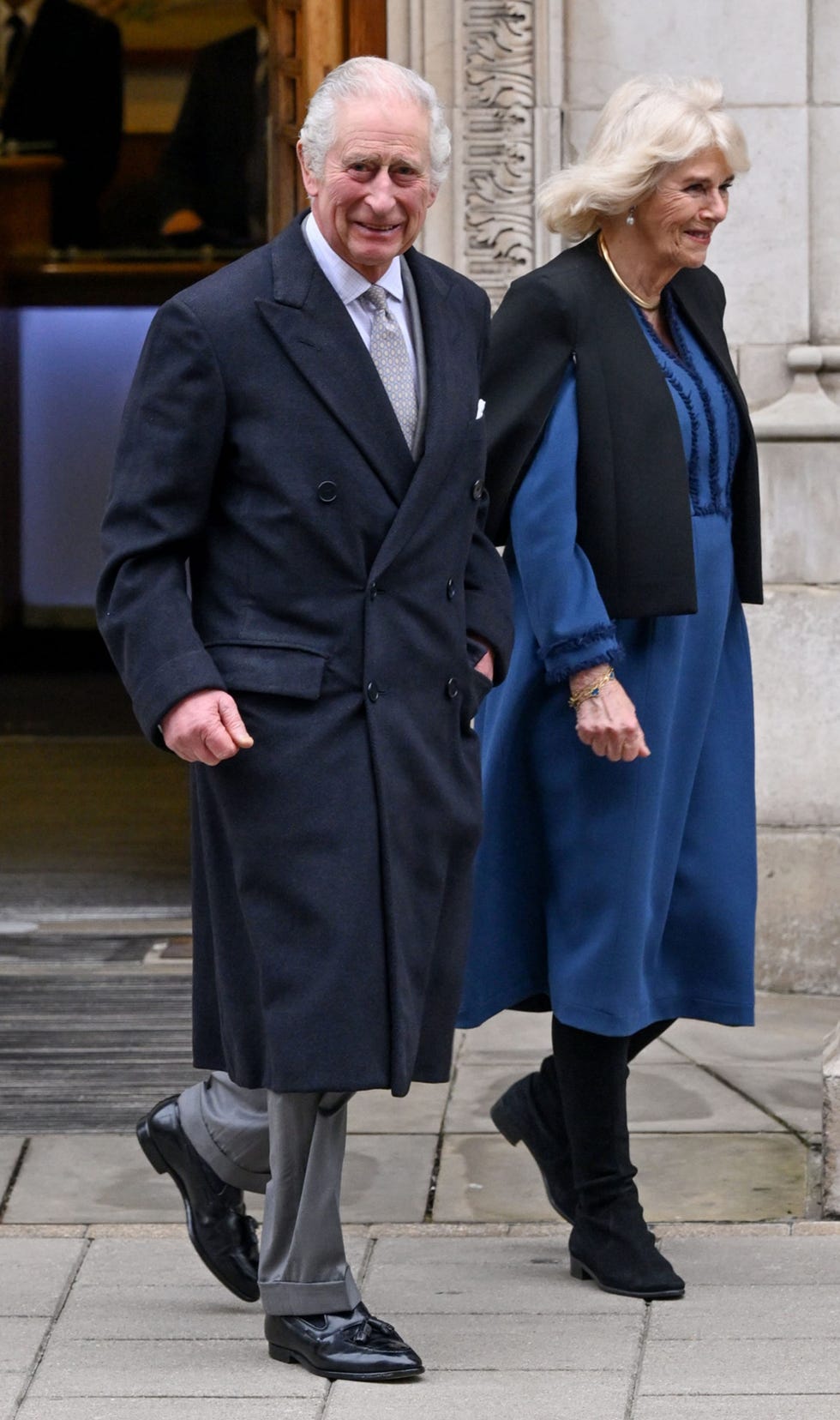 carlos iii y la reina camila salen del hospital