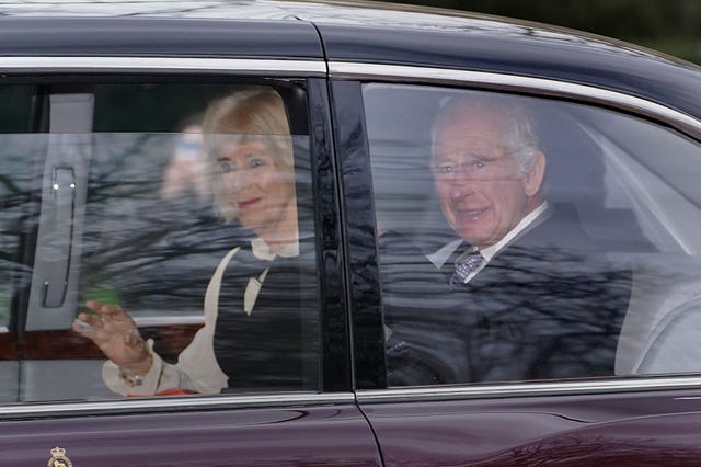 el rey carlos iii y la reina camila en un coche en las primeras imagenes tras su diagnostico de cancer