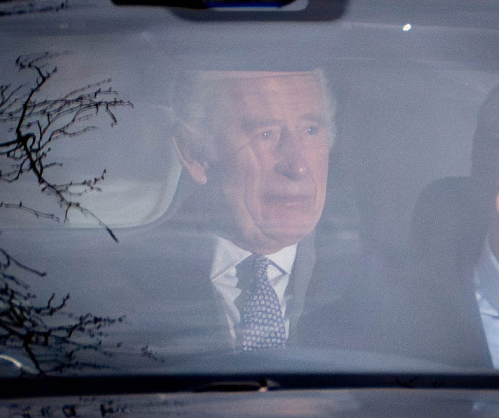 el rey carlos iii y la reina camila en un coche en las primeras imagenes tras su diagnostico de cancer