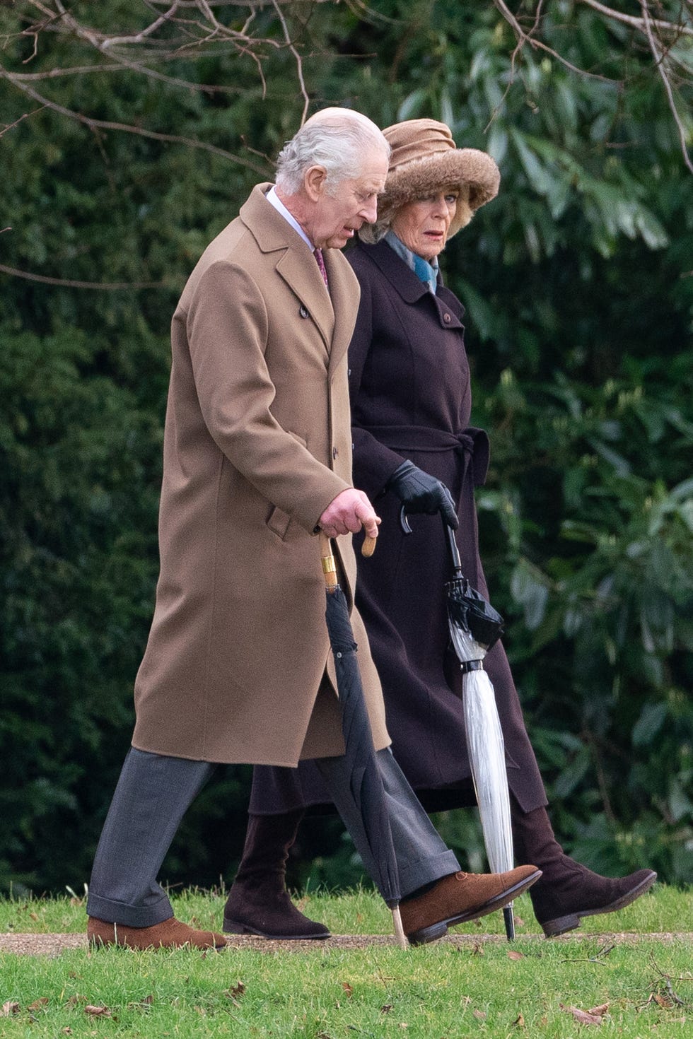 la reina camila y el rey carlos iii caminan juntos por el campo