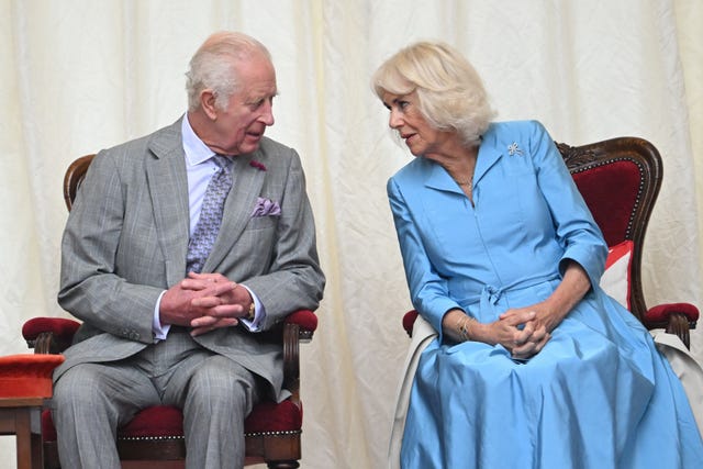 el rey carlos iii y la reina camila
