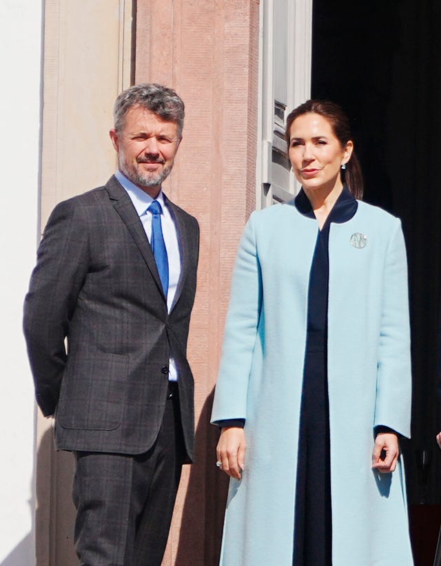 la familia real danesa, unidos en en el 84 cumpleanos de la reina margarita de dinamarca
