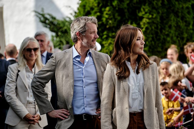 el rey federico x y mary donaldson en su viaje por diferentes regiones de dinamarca