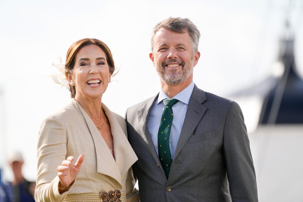 el rey federico x y mary donaldson en su viaje por diferentes regiones de dinamarca