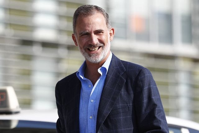 rey felipe sonriendo en la calle con camisa y chaqueta
