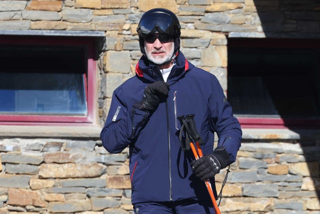 el rey felipe disfruta de las pistas de baqueira