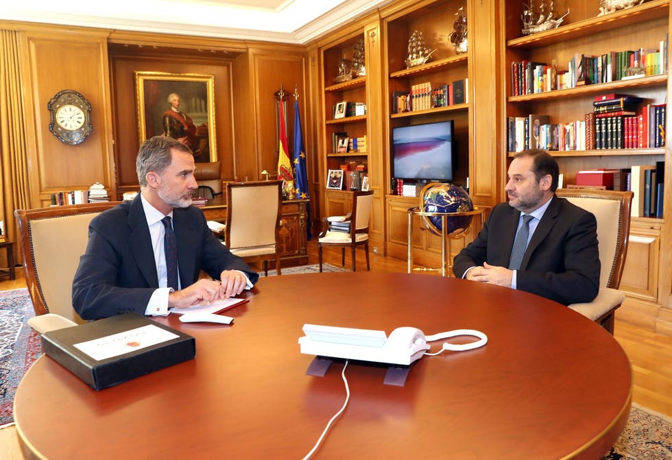 Felipe VI reunido con José Luis Ábalos para informarse sobre la crisis del coronavirus.