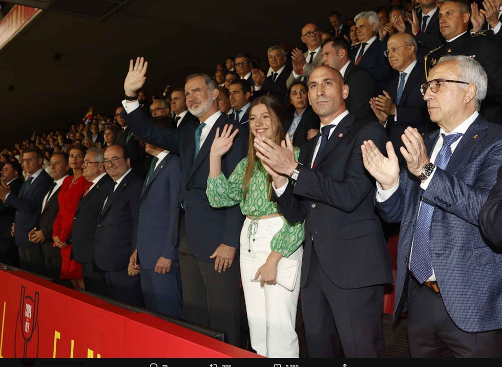 la infanta sofía acompaña a a su padre, el re felipe vi ,en la final de la copa del rey, tras asistir a la coronación de carlos iii