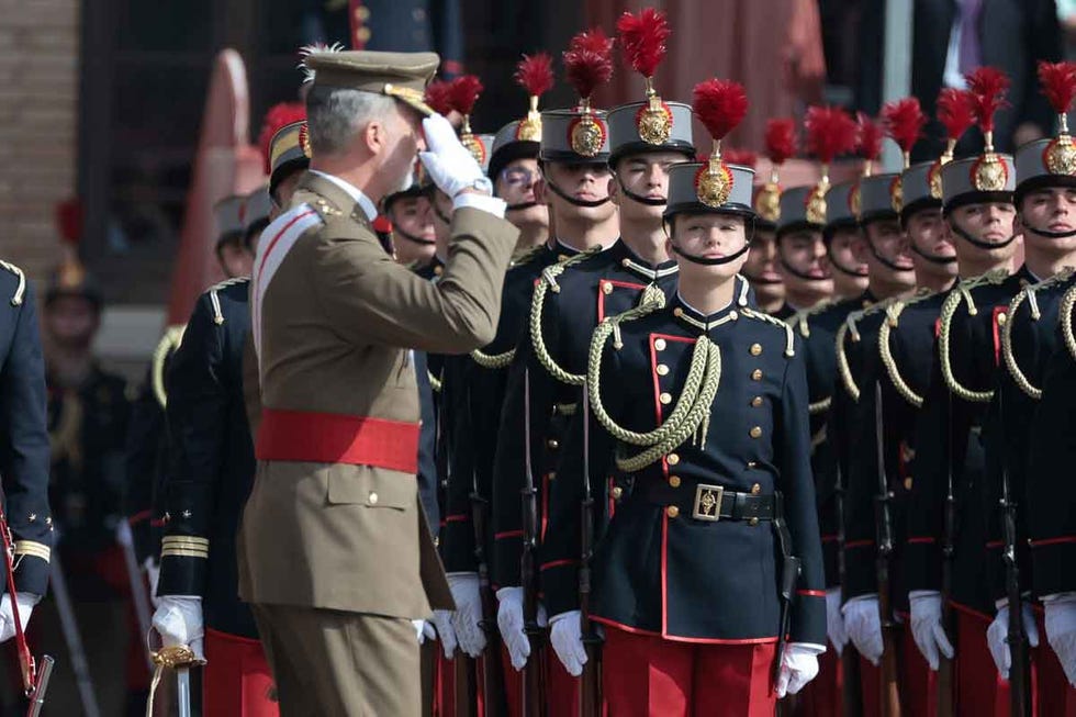 la princesa leonor jura bandera ante sus padres, los reyes felipe y letizia, en zaragoza