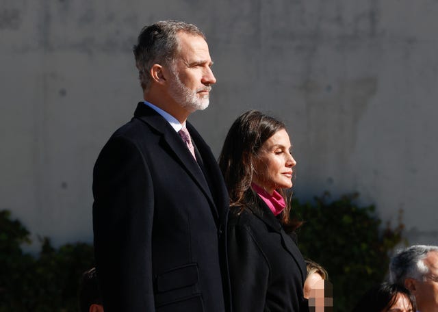 el rey felipe y la reina letizia en el aeropuerto de madrid antes de iniciar su viaje a angola