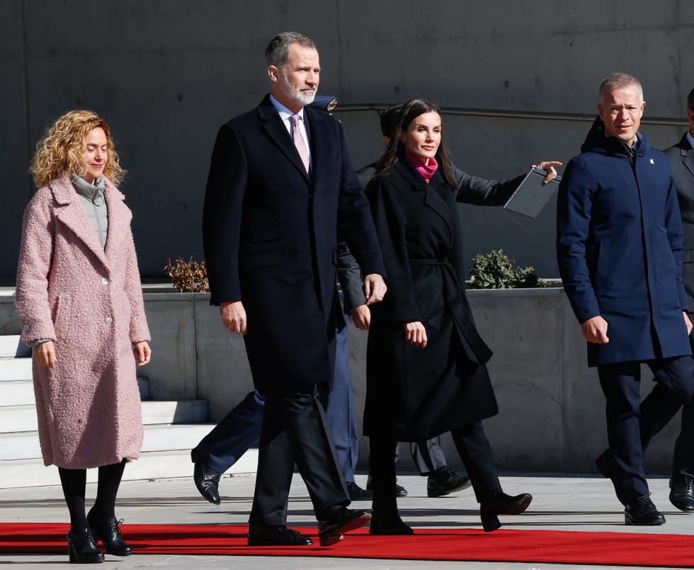 el rey felipe y la reina letizia en el aeropuerto de madrid antes de iniciar su viaje a angola