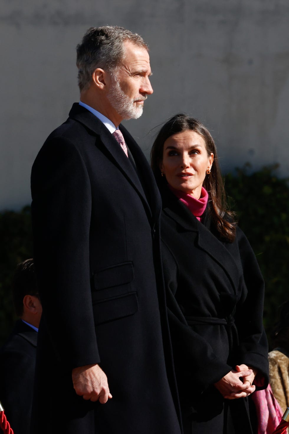 el rey felipe y la reina letizia en el aeropuerto de madrid antes de iniciar su viaje a angola