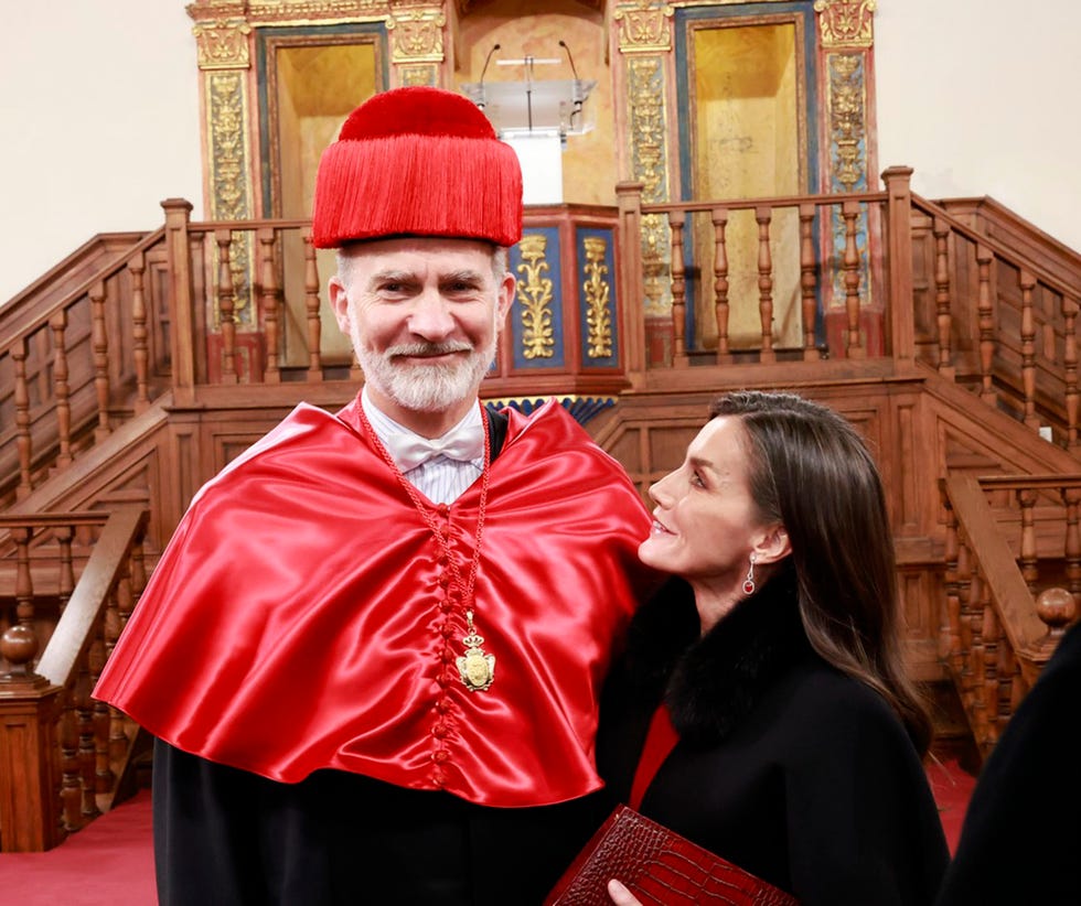 gesto de carino de los reyes con un abrazo en el paraninfo de la universidad de alcala