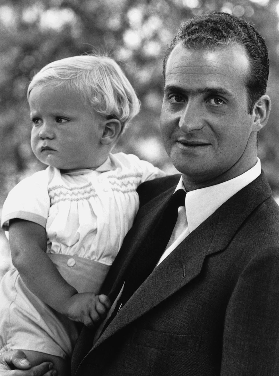 el rey juan carlos con su hijo el principe felipe en una foto en blanco y negro 1969