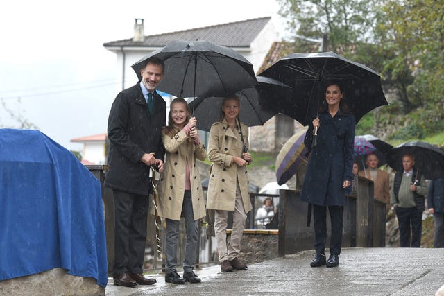 , La Familia Real recorre Asiegu Pueblo Ejemplar 2019, Letizia Ortiz, Pueblo Ejemplar 2019, Reyes de España, reina Letizia, rey Felipe, El recorrido de la Familia Real por Asiegu, paso a paso, La Princesa descubre una placa conmemorativa en Asiegu