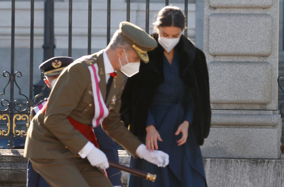 el rey felipe vi y la reina letizia protagonizan la anécdota durante la pascua militar