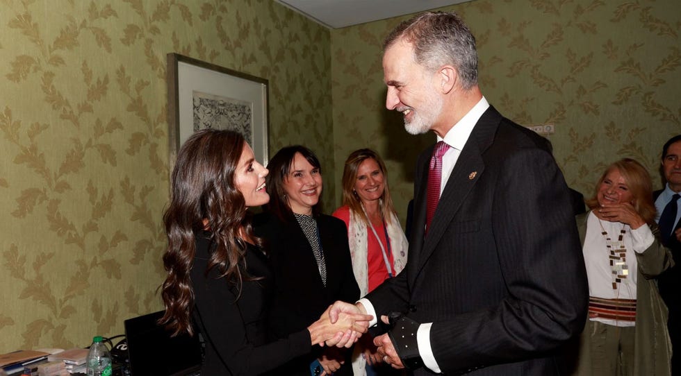la reina letizia y felipe vi recrean su apreton de manos