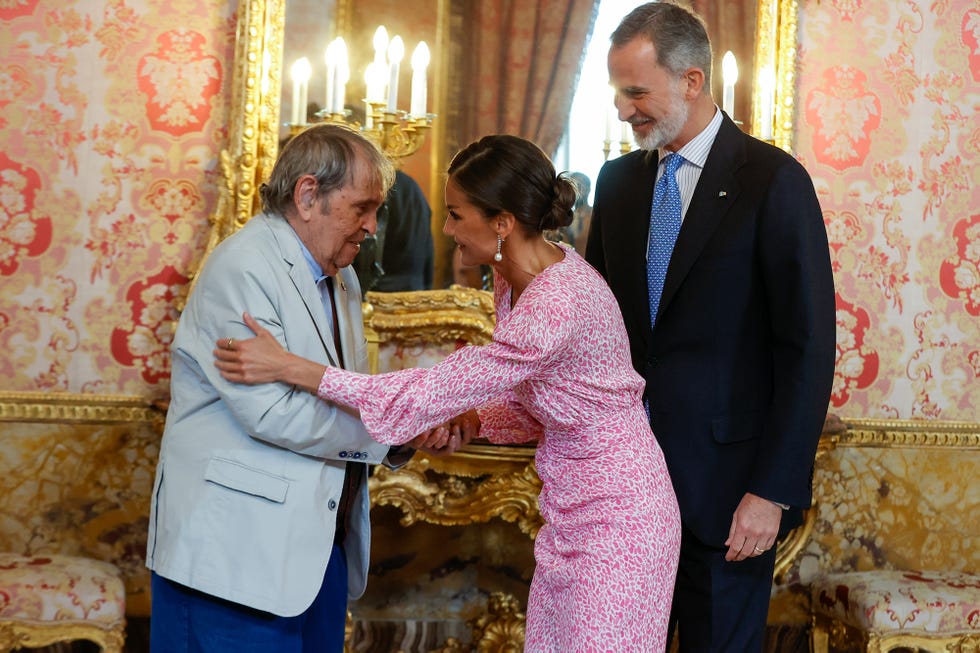 ﻿los reyes felipe y letizia con el poeta rafael cadenas tras ganar el premio cervantes 2023