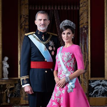 los reyes felipe y letizia posan para su retrato oficial de 2020, encargado a la fotografa estela de castro