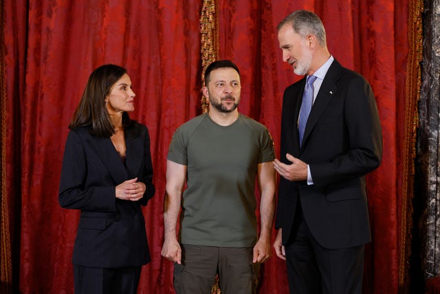 los reyes felipe y letizia reciben al presidente ucraniano, zelenski, en madrid