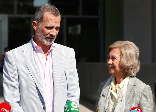 rey Felipe, rey Juan Carlos, reina Letizia, doña Sofía, infanta Sofía, princesa Leonor, El rey Felipe confirma que doña Letizia y sus hijas visitarán al rey Juan Carlos, El rey Felipe y doña Sofía confirman que la operación de don Juan Carlos ha sido un éxito, Primeras impresiones del rey Felipe y doña Sofía tras la operación del rey Juan Carlos
